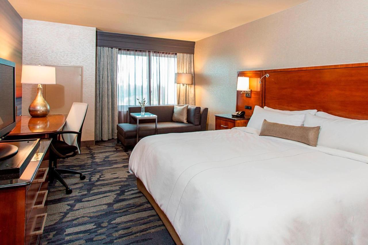 Rochester Airport Marriott Exterior foto